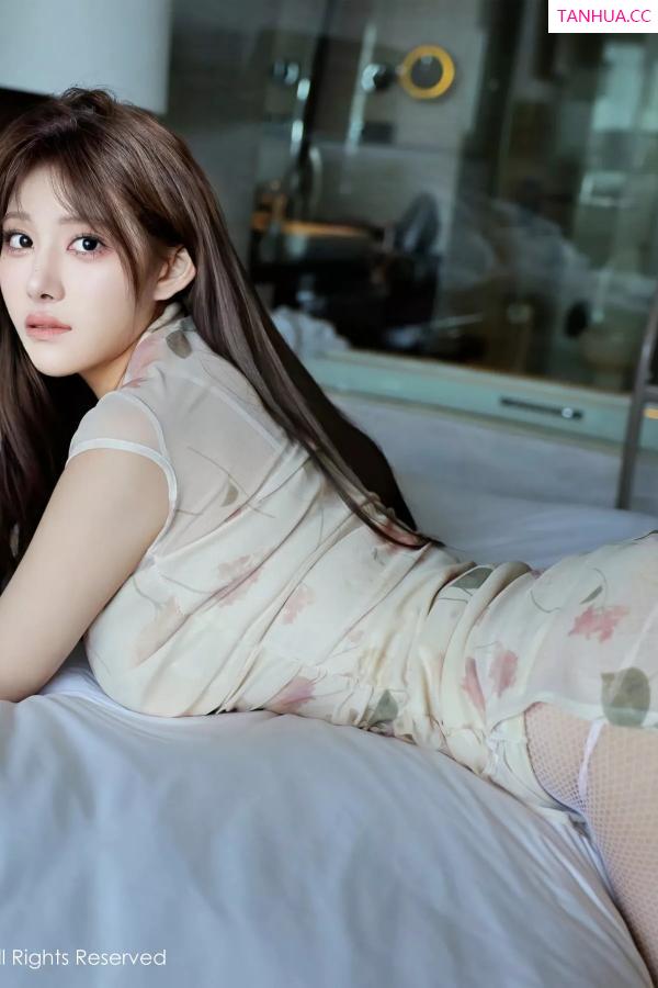   [XiuRen]高清写真图 2025.06.05 No.10364 梨霜儿 浅色旗袍第13张图片